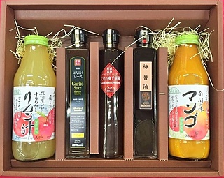 ジュース2本と、ステーキソース・柚子胡椒ドレッシング・梅醤油のセット♪